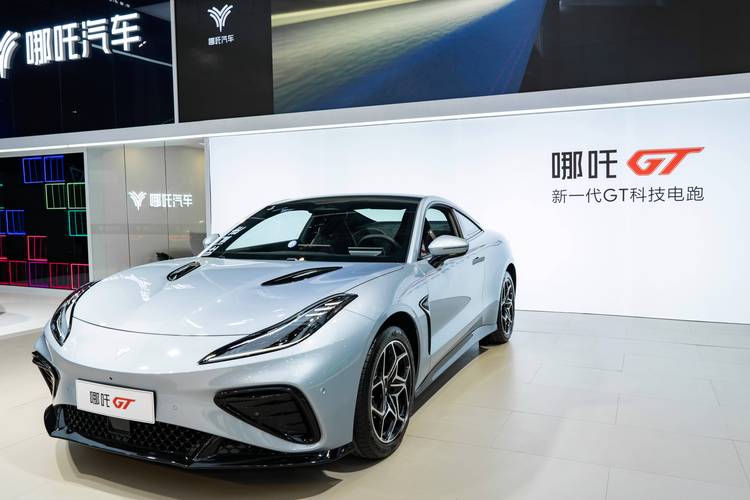 东莞60哪吒汽车在智能汽车领域的表现，领途汽车在新能源汽车市场中的影响力